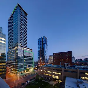 holiday-inn-hotel-and-suites-montreal-centre-ville-quest.hotels-in-montreal.org/