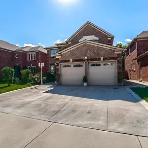 Apartment Near The Airport, Mississauga