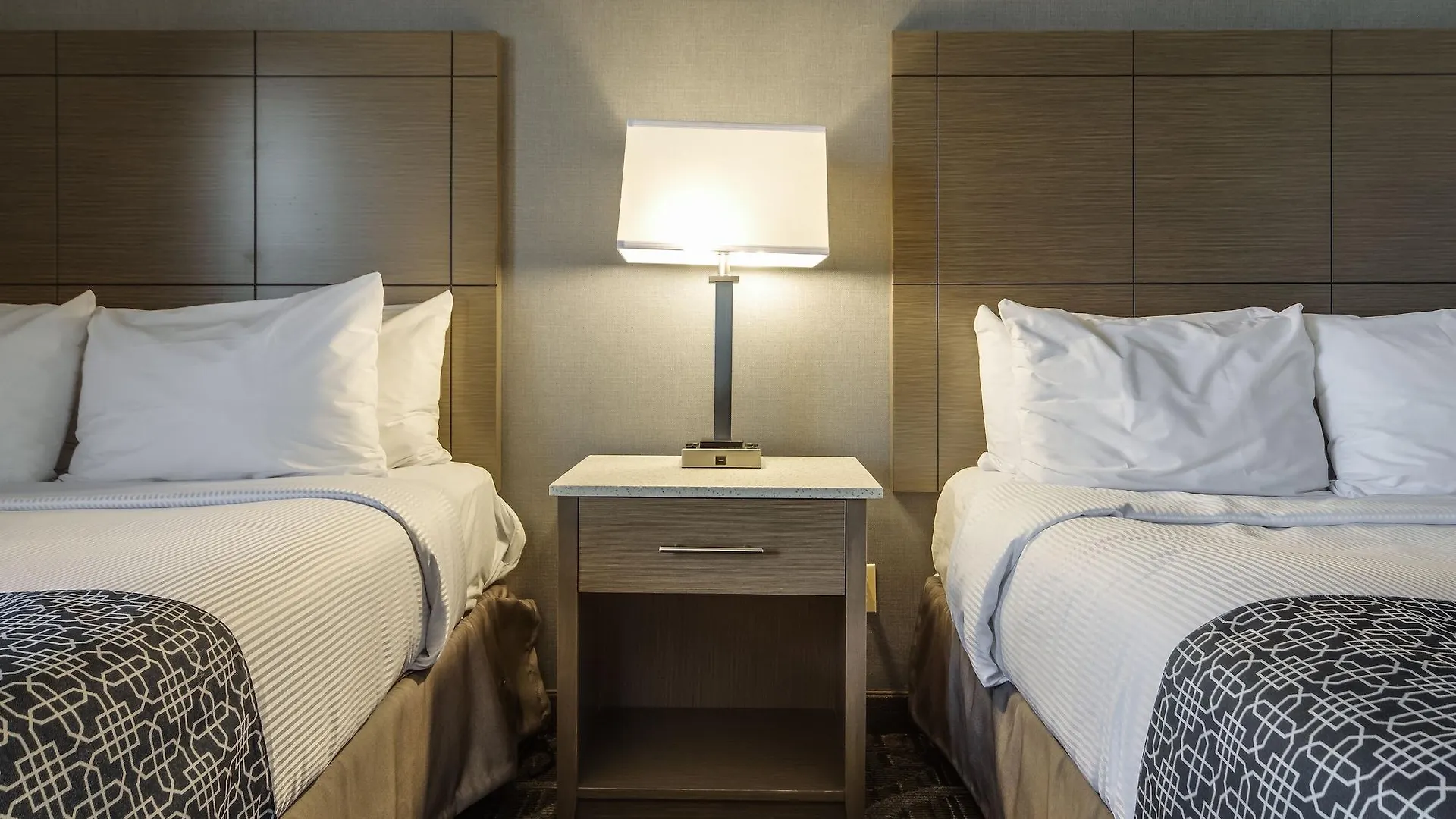 Monte Carlo Inn Airport Suites Mississauga Hotel