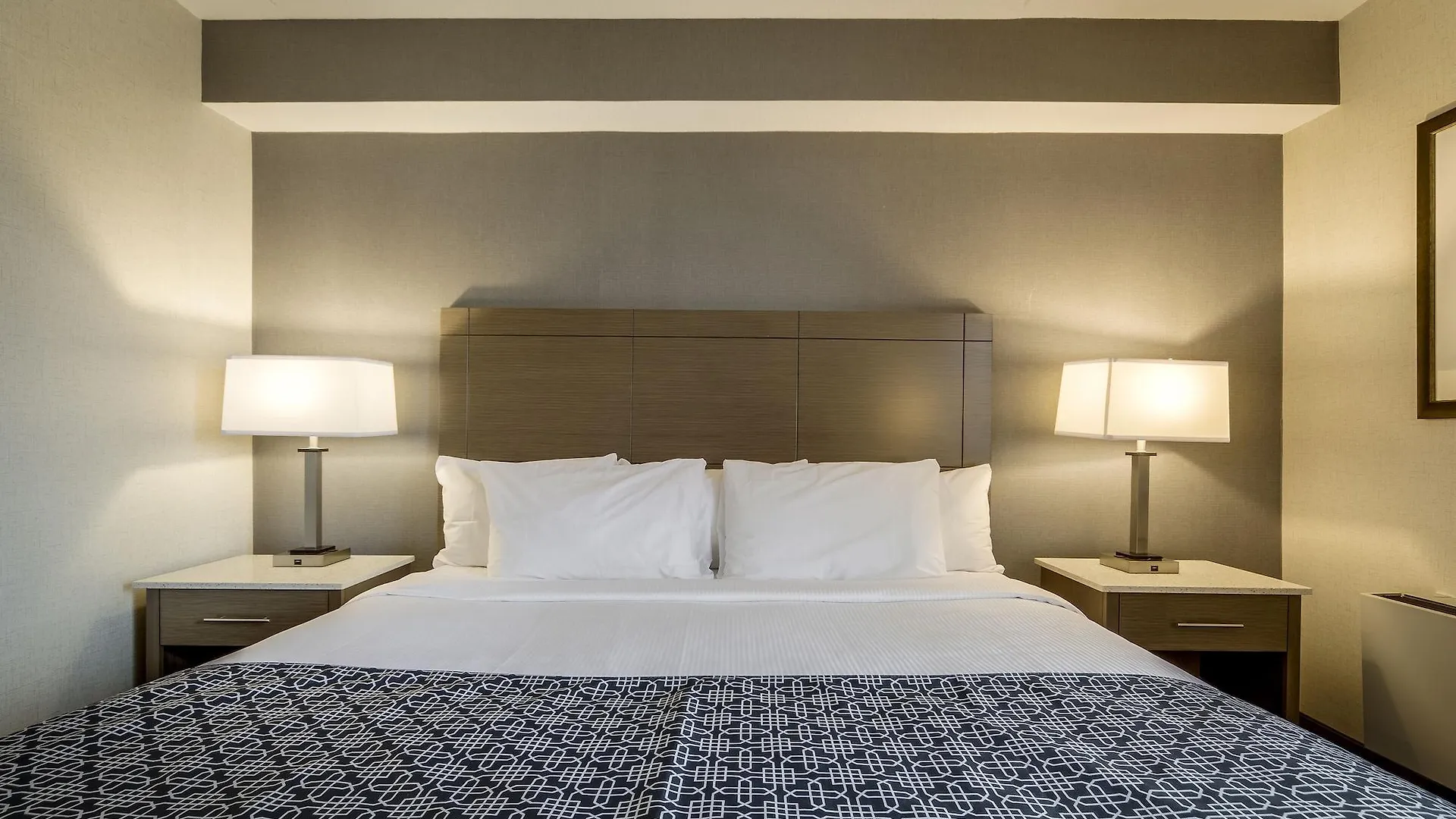 Monte Carlo Inn Airport Suites Mississauga Hotel